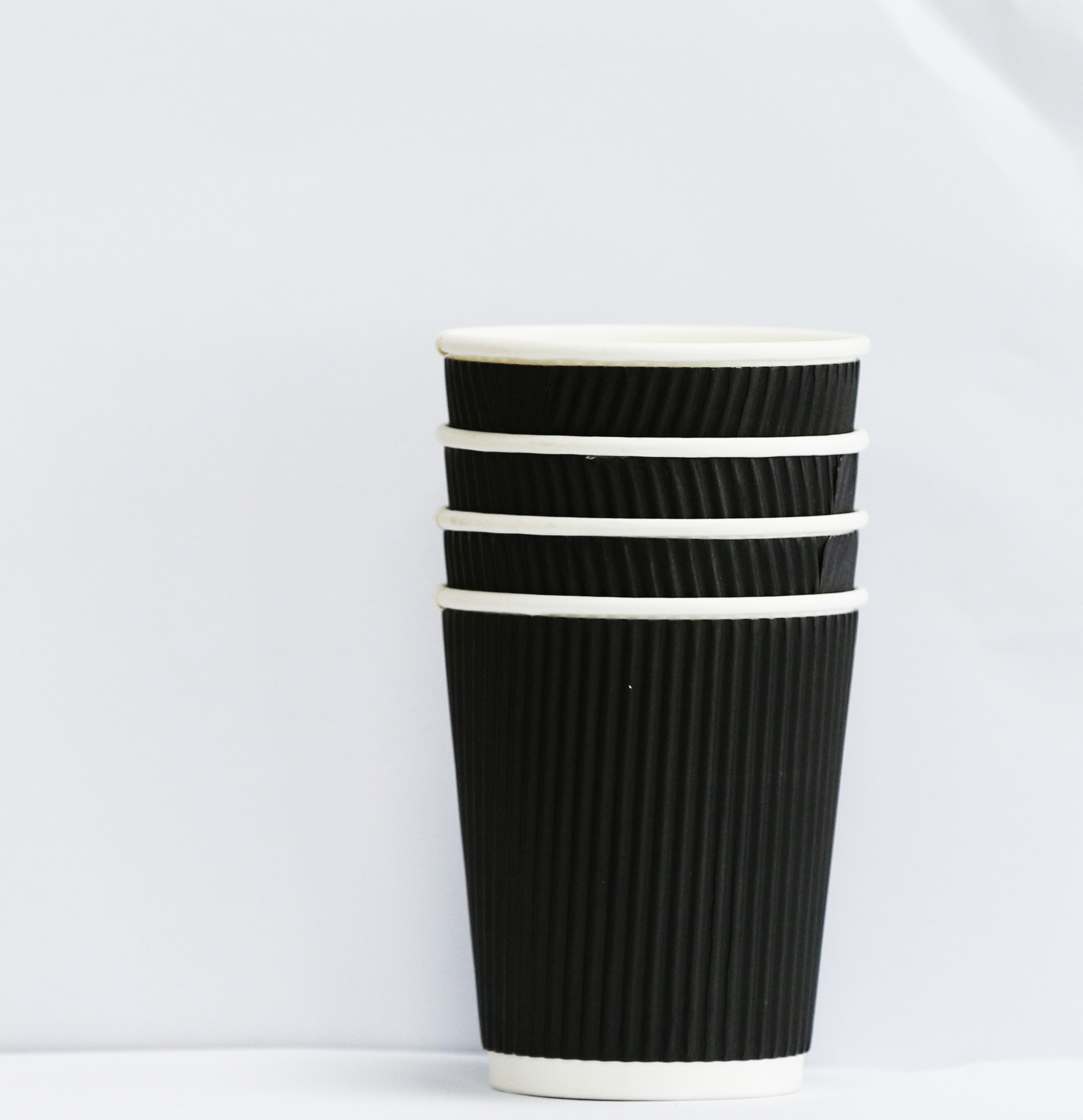 Taza de café reciclada para llevar del papel de Kraft de la taza de papel de las bebidas calientes de la pared de la ondulación al por mayor con las tapas