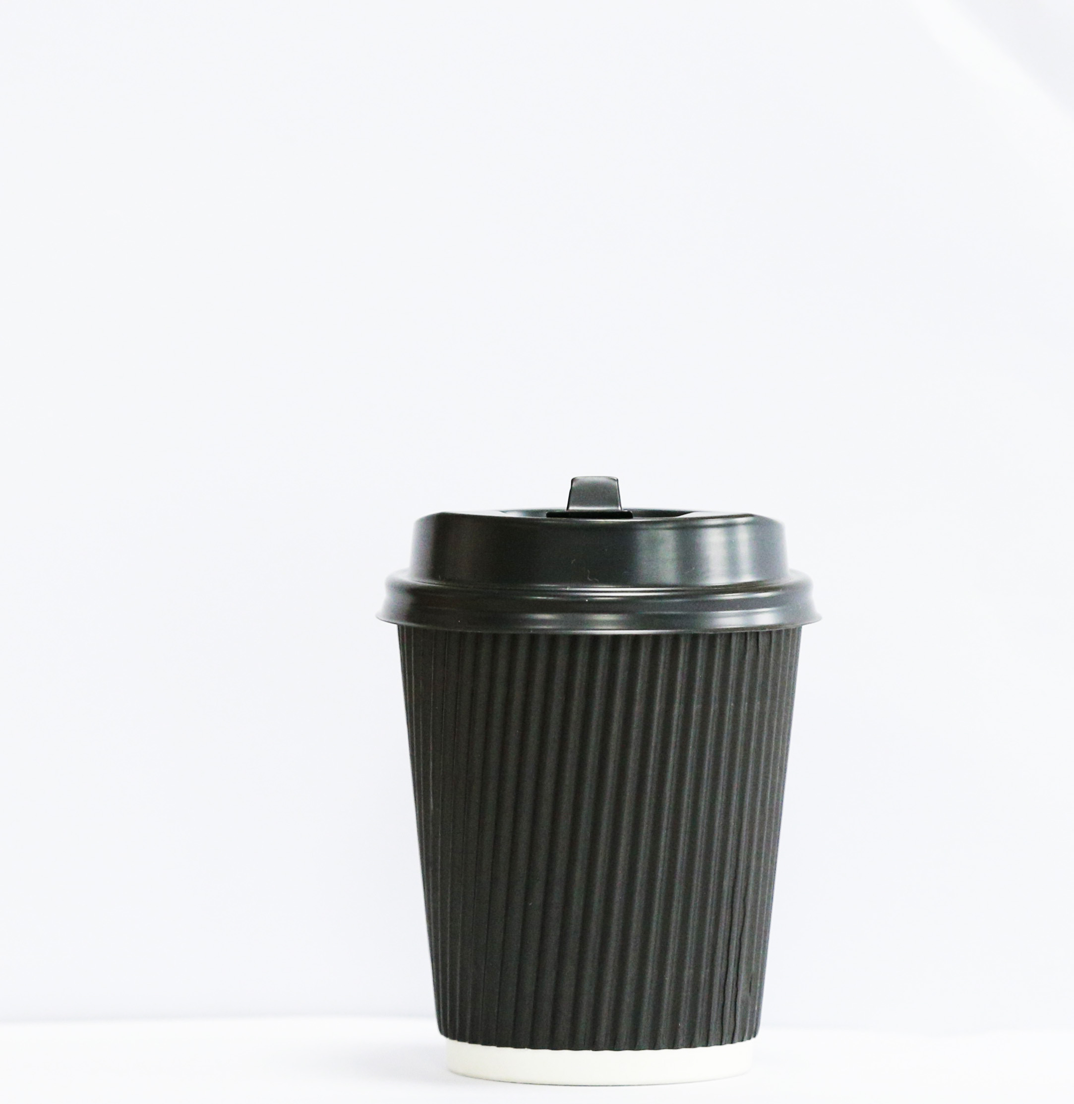 Taza de café reciclada para llevar del papel de Kraft de la taza de papel de las bebidas calientes de la pared de la ondulación al por mayor con las tapas